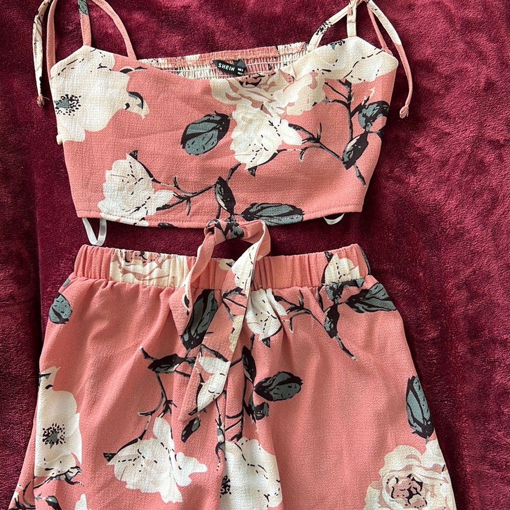 Cute summer Crop and Shorts with a cute bow. Size -Small.